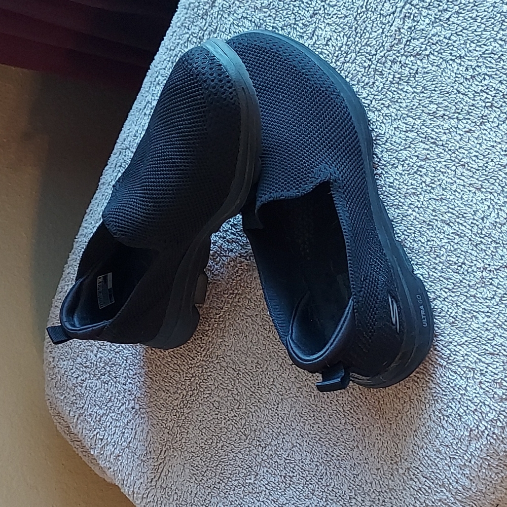 Skechers. Size 7.5....for wider feet.